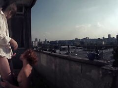 Redhead fa il suo caffè mattutino e il sesso sul balcone