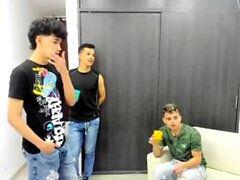 Dört Twinks Gay Grup Seks Partisi'nin tadını çıkarın