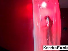 Kendra Cole prend une douche sexy!