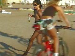 Vif nue de nudistes teenager fesses sur de la plage publique
