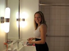 Webcam MILF rintamaitolla elävä hardcore masturboitu