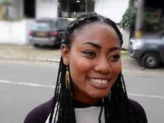 Curvy Black Colombian Babe obtiene facial en Hot Interracial