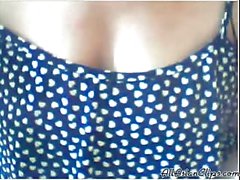 Chineses Milf Plays With Titten und Muschi