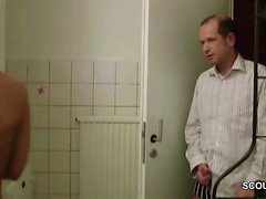 Extraño cogido alemán Big Tit MILF en la ducha y fuck ella
