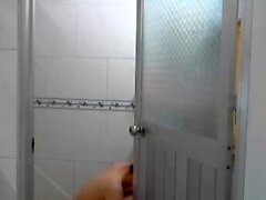 Sexy aficionado negro atrapado tomando una ducha en cámara oculta