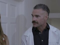 Wunderschönes Brünette Babe gefickt Hardcore im Badezimmer
