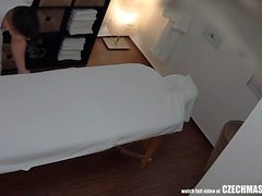 Brunette sexy babe Fucks Secrètement sur la table de massage