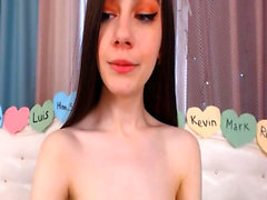 Petite Brunette Babe enthüllt atemberaubende Cam Show