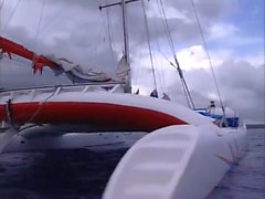 Deux beaux blonds sur un bateau