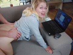 Essayé d'imprégner une fille blonde en jouant sims 3