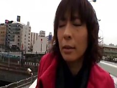 Attraktive japanische Milf in Strümpfen muss sexuell sein