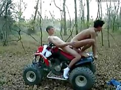 Onların Four Wheeler'la olarak Ormanda Two Guys Başa dışarı It ( ATV )