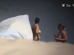 Atractiva chica desnuda fuera en la playa pública capturado en