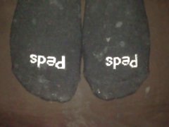 Камминг на грязных черная пешеходов носках