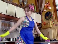 Bazhena se masturba en su cocina