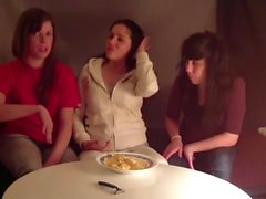 Испанские Девочки Выплевывание Жареный картофель