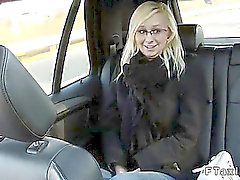 Tetona el coño blonde lamía y la cogió en faketaxi