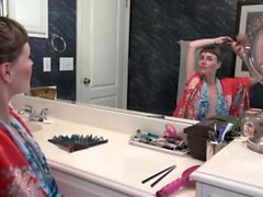 Leila Larson tekee hiuksensa seksikäs kylpyn jälkeen