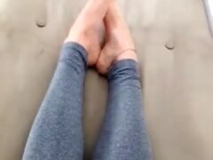 Clips de fétiche longs de pied à la grande collection de piétiner amateur