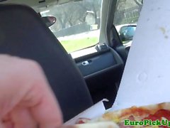 Euro zog Pizza Babe ihre Scheibe gestopft bekommt