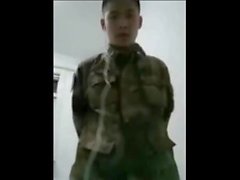 19y chinesischen Soldaten in der Kaserne Büro Masturbation