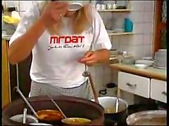 Horny Cook принимает к Waitress