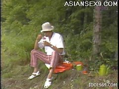 Asian Fucking Paar in der Wald