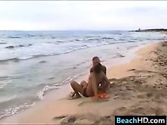 Caliente joven polluelo follada en la playa