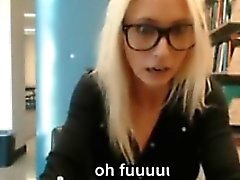 Chaude blonde sexy de se fait prendre se masturbant dans la bibliothèque publique