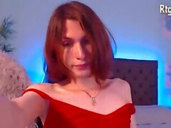 Redhead Gözlük Tgirl içinde siyah çoraplar onu seksi kıçını gösteriyor