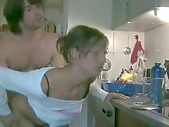 Kåt Cheating makans Sucking Vän cum i kitchenen