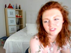 Teasing Redhead зрелая телка в очках и большими сиськах сосет хуй