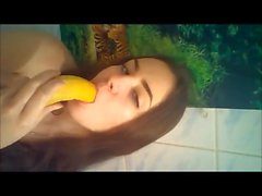 Slut a banana succhia BlowJob