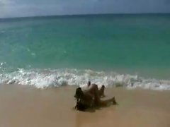 Nackte Teens Herumtollen am Strand und miteinander zu spielen