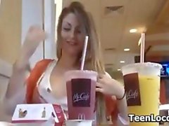 Muchacha adolescente que Al ser traviesa En la McDonald