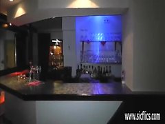 Serveuse du bar à chaud de poing baisé dans un club night