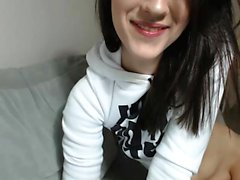 Adolescente asiático brinca com os brinquedos na webcam