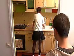 Мастурбация в кухне при не Его ли Мать BVR