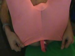 Teen masturbiert, während gfs Yogahosen und String tragen.