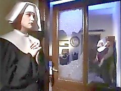 Nuns fucks Bettpfosten !