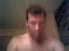 Cara reta peludo mostrando na webcam