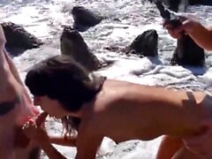 Gangbang orgia sulla spiaggia con caldo p1 bambino