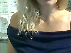 La donna bionda sexy masturbating in cam in diretta