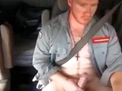 hombre masturbando en el auto