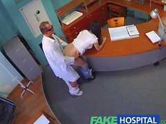 FakeHospital sexuellement sans expérience du patient souhaite des médecins bite à son soit d'abord