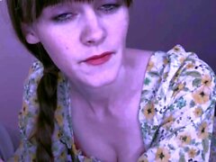 Süße lockige brünette Solo -Webcam -Masturbation