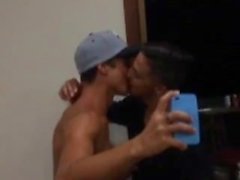 Bromosexual. Beso lindo del atrevimiento del tipo Str8.