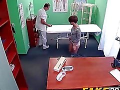 Morena de pelo corto Sasha Zima seduce al médico