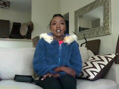 Petite Ebony Newbie ferait n'importe quoi pour un travail