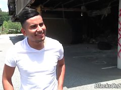 Danny Enriquez His İlk Ever Black Cock döndürür